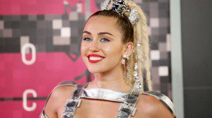 Singer and show host Miley Cyrus arrives at the 2015 MTV Video Music Awards in Los Angeles, California, August 30, 2015. REUTERS/Danny Moloshok