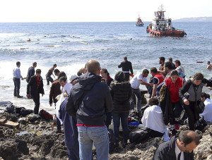 MAS03 RODAS (GRECIA) 20/04/2015.- Inmigrantes indocumentados llegan a la playa de Zefyros en Rodas (Grecia) hoy, lunes 20 de abril de 2015. Al menos tres personas han muerto al encallar esta mañana una embarcación con unos 200 inmigrantes a bordo ante las costas de la isla griega de Rodas, en el archipiélago del Dodecaneso. El accidente se produjo hacia las 07.00 GMT, cuando por motivos desconocidos la embarcación quedó varada en las rocas, cerca de la playa de Séfiros, y posteriormente se hundió. Muchos inmigrantes se arrojaron al agua y lograron ponerse a salvo con ayuda de los lugareños que se encontraban en la playa. Por ahora se desconoce el número exacto de personas que viajaban en la embarcación, ni sus nacionalidades, pero las primeras estimaciones apuntan a que eran unos 200, muchos de ellos sirios. EFE/Loukas Mastis