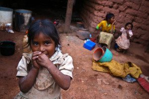 Tres niñas indígenas nahuas en el interior de su casa. México cuenta con tasas de pobreza infantil superiores al 20% segun informe para el desarrollo 2004 de la ONU.