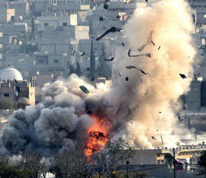 ERD03 KOBANI (TURQUÍA), 27/10/2014.- Vista de una explosión tras un presunto ataque de las fuerzas de la coalición lideradas por Estados Unidos en el enclave kurdo de Kobani, Siria, hoy, lunes 27 de octubre de 2014. Las fuerzas militares estadounidenses lanzaron entre el domingo y hoy cuatro ataques aéreos contra el grupo yihadista Estado Islámico (EI) en Siria y otros siete en Irak, según informó el Mando Central de Estados Unidos (CENTCOM). EFE/Erdem Sahin