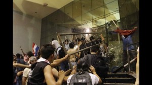 Crecen choques frente al Congreso paraguayo entre Policía y manifestantes