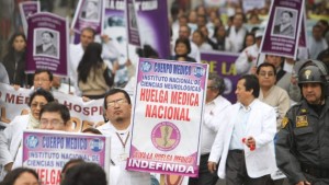 LIM04. LIMA (PERÚ) 16/07/2013.- Cientos de médicos del sector público marchan hoy, martes 16 de julio de 2013, hacia el Congreso de Perú en una huelga indefinida como medida de protesta por sus bajos salarios, en Lima. Los manifestantes se desplazaron desde el hospital Loayza portando pancartas en las que exigen al Gobierno del presidente Ollanta Humala y a la ministra de Salud peruana, Midori de Habich, cumplir con un acuerdo de octubre pasado en el que se estipulaba incrementar sus salarios. EFE/Paolo Aguilar