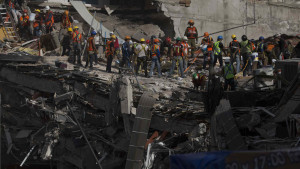 Rescatistas buscan sobrevivientes el sábado 23 de septiembre de 2017 en uno de los edificios que se derrumbó tras el sismo de 7,1 en la colonia Roma Norte, en la Ciudad de México. (AP Foto/Moisés Castillo)