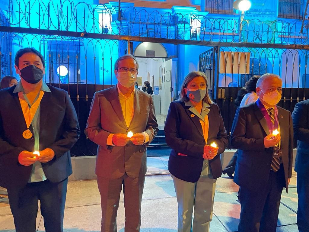Luis Molina, alcalde de Miraflores, rinde tributo a heroínas y héroes del Colegio de Enfermeros del Perú, que fallecieron a consecuencia del Covid