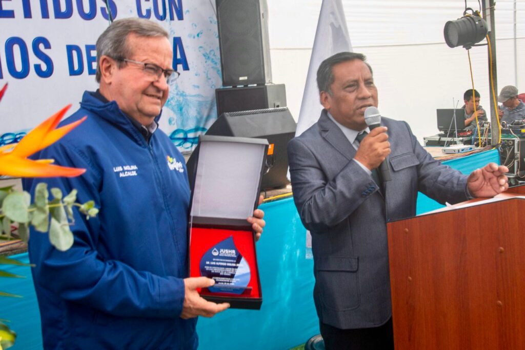 Regantes del Sector Hidráulico Rímac distinguieron a Lucho Molina, alcalde de Miraflores, por su apoyo al desarrollo institucional