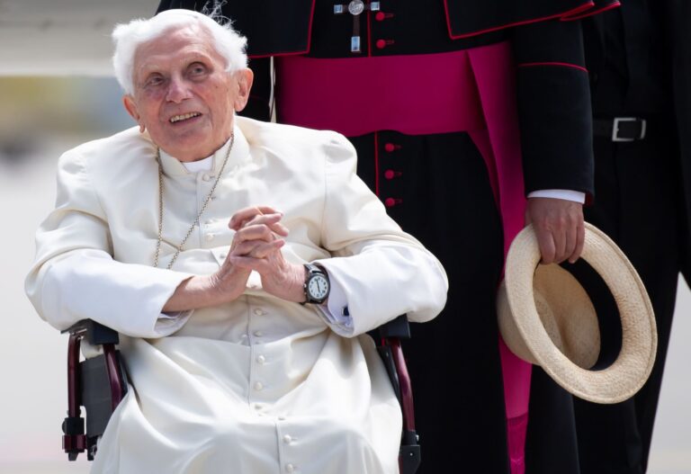 Benedicto XVI sigue estable y ha podido asistir a una misa en su habitación