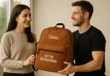 Merchandising textil estratégico: mochilas publicitarias y kits de bienvenida